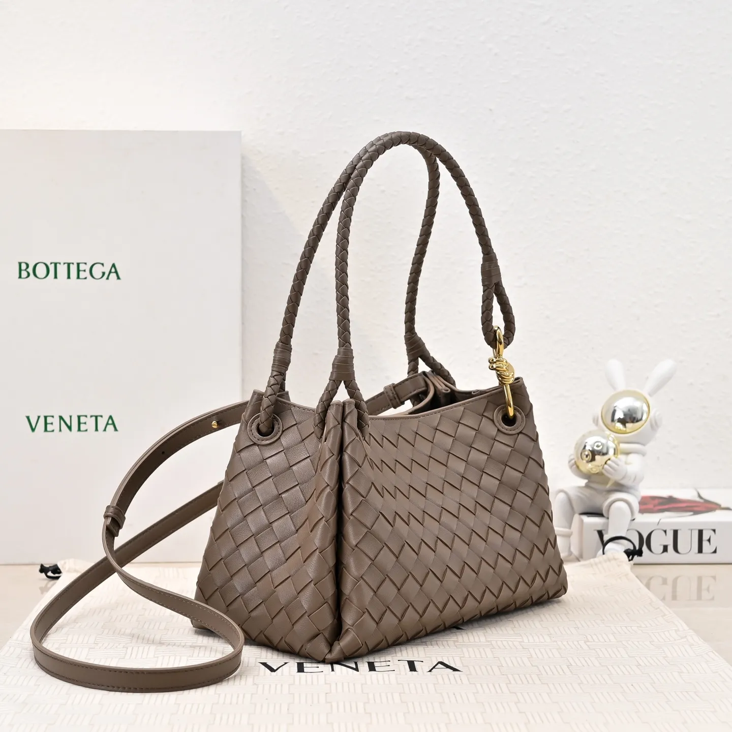 Batch 2060 BOTTEGA VENETA 2025 Autumn New Product Medium Parachuta The long-awaited new medium parachuta is here, with a unique appearance and iconic metal knots, and a whole piece of leather folds the four corners into a parachute shape! The exquisite Knot metal buckle is like putting jewelry on a bag. It is high-end and elegant. Its super capacity can hold all your things! The overall effect of this bag is very different from before. It is neither too delicate to provide a large capacity nor too bulky because of its practicality. It simply provides a perfectly suitable bag for casual and simple people👜 Style number: 5921 Size: 29.5*18.5*17.5cm
